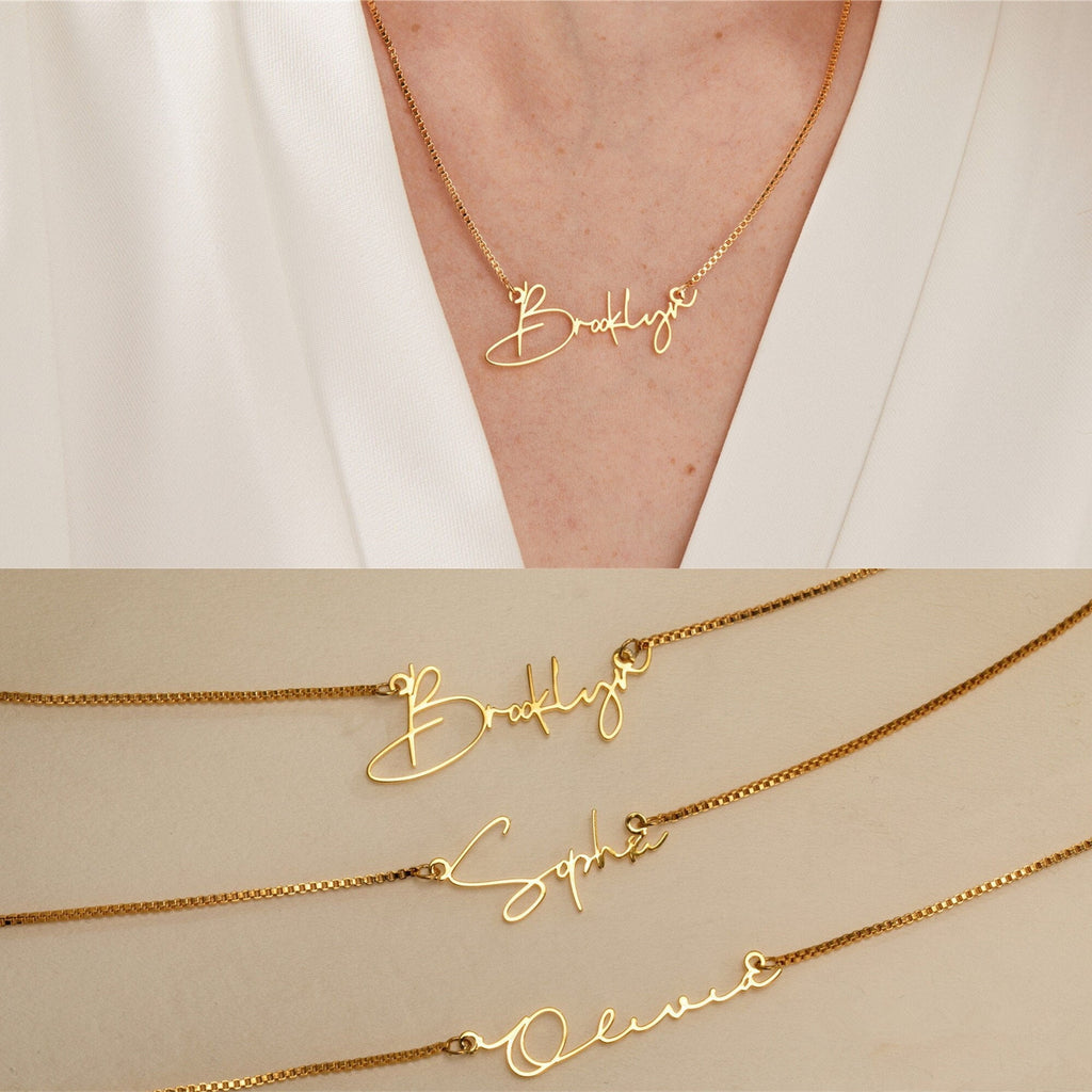 Drie voorbeelden van de naamketting in goud met de namen Brooklyn, Sophie en Olivia in verschillende schrijfletters