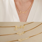 Drie voorbeelden van de naamketting in goud met de namen Brooklyn, Sophie en Olivia in verschillende schrijfletters