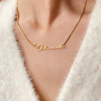 Naamketting in goud met de naam Olivia in schrijfletters, gedragen op de hals