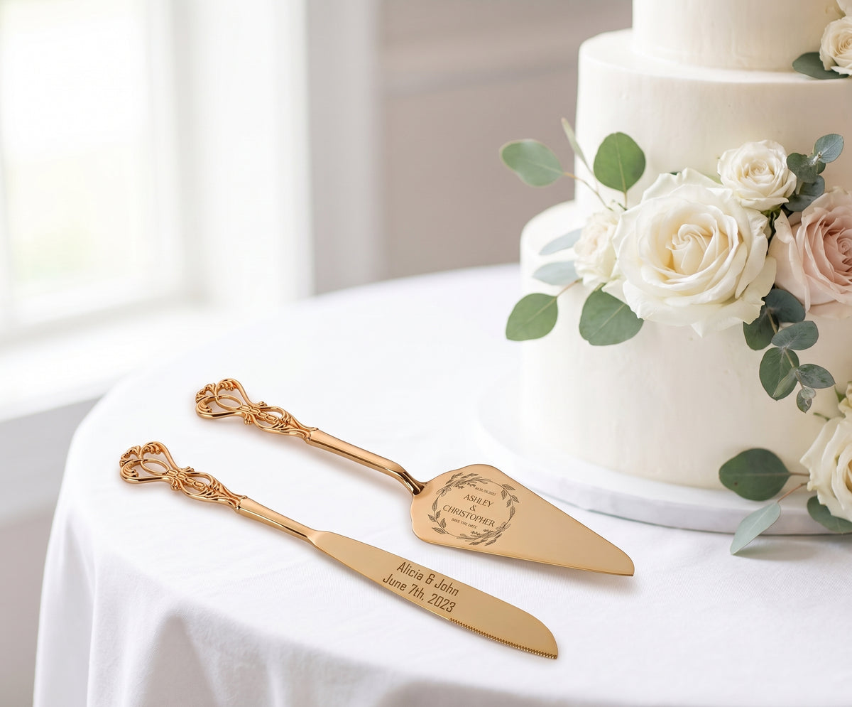 Gouden taartmes en taartschep met gravure naast een bruidstaart met rozen